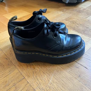 Dr martens - Strl 37! Använda ca 6 ggr då dom tyvärr är för stora för mig:( jättefint skick! 