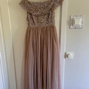 Fest klänning beige/rosa - Fest klänning beige/rosa  Ny  Storlek S Maya deluxe  Ofshoulder klänning 