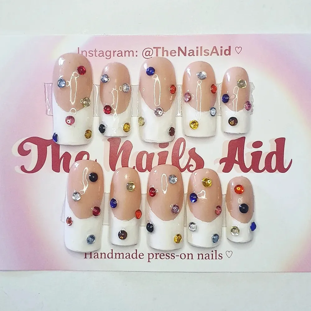 superfina handmålade naglar i fransk manikyr med färgade stenar! 💗  • Kolla in @TheNailsAid på instagram för fler designs och detaljer ! följ gärna 💗🌸 . Övrigt.