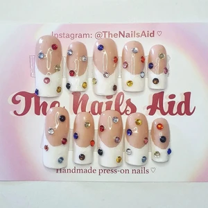 frenchmanicure naglar med färgade stenar! presson - superfina handmålade naglar i fransk manikyr med färgade stenar! 💗  • Kolla in @TheNailsAid på instagram för fler designs och detaljer ! följ gärna 💗🌸 