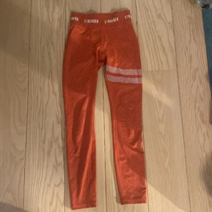 Tränings tights, i storlek XS - Tränings tights som köptes för ett tag sedan, lite slitna vid märket som ni ser på bilderna men annars i nyskick. Köpte för 900kr men säljer för 400kr⭐️Hör av dig om du vill ha fler bilder eller om du har frågor🤩
