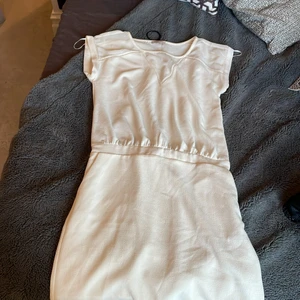 Klänning - Vit klänning 👗 från soaked⭐️jätte bra till sommaren och skolavslutningarna 