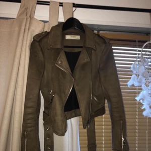 Mockajacka från zara  - Säljer denna bruna mockajackan från Zara i strl M, men passar även S, säljer denna då den ej kmr till användning. Jackan är brunare i verkligheten. Skriv om du har några funderingar❤️