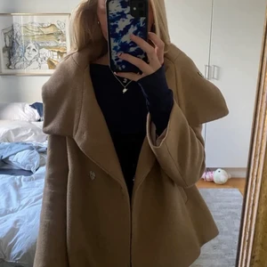 Kappa från Zara - Funderar på att sälja min kappa från Zara! Köpt här på plick men har tyvärr inte använt så mycket, skriv för fler bilder💗Båda bilderna är lånade, den andra bilden är lånad från tjejen jag köpte den av!