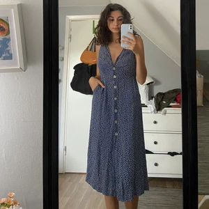 & other stories klänning  - Supersöt klänning från & other stories med blommigt mönster och knäppning! Så söt och funkar lika bra med tröja under som utan💙 klänningen har dessutom fickor🥰