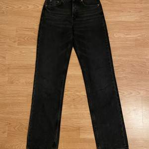 Ett par svarta midrise straight jeans från Zara i storlek 34 för 200 kr!