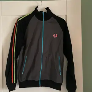 Säljer fred Perry zip tröja i storlek S. Väldigt lite använd   Köparen står för frakten 