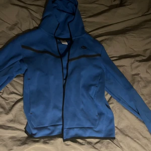 Nike tech fleece hoodie blå - Nike tech fleece kofta blå storlek s använd ett par gånger, men inga tecken på det. 