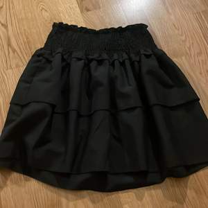 Säljer fin svart kjol från Shein i storlek s säljer den för att den e lite för stor o lite pösig på mig. Har bara haft den i ett par väckor och har använt den en gång så den e typ helt ny. Frakt ingår inte 