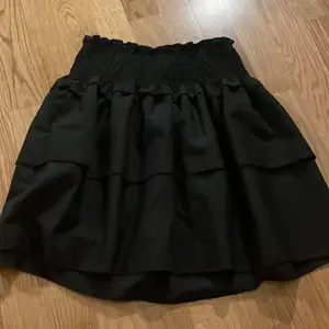 Säljer fin svart kjol från Shein i storlek s säljer den för att den e lite för stor o lite pösig på mig. Har bara haft den i ett par väckor och har använt den en gång så den e typ helt ny. Frakt ingår inte 