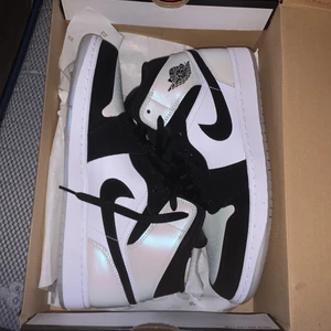Air Jordan 1 Mid Diamond Shorts - Air Jordan 1 Diamond shorts. Köpta för 2900.  andvända en gång. Ångrar köpet och tappa bort kvittot😁