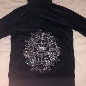 Juciy couture kofta  - Säljer en mörkblå juicy kofta som inte går att köpa längre. Stenar på baksidan har ramlat av. Kan mötas upp och posta! ☺️