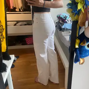 Vita straight full length jeans från zara med slitningar vid fötterna. Jag är 172 cm lång. Oanvända. Frakt ingår i priset