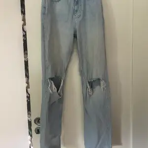 Jeans från gina tricot med hål. Storlek 36. 80 kr + frakt💕