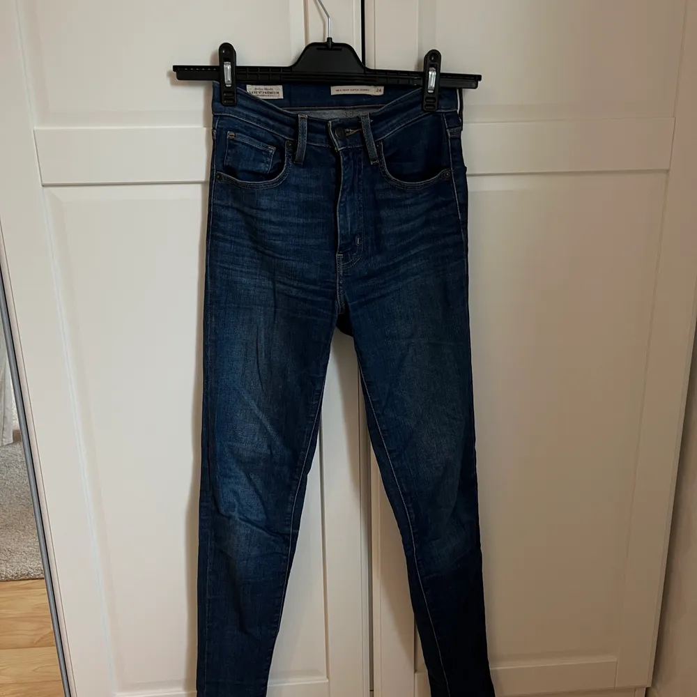 Mörkblå stretchiga skinnyjeans från Levi’s. Stl 24.  Fint skick. . Jeans & Byxor.