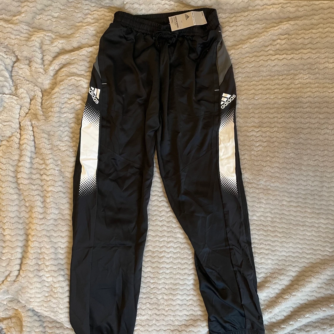 Oanvända adidas byxor storlek am