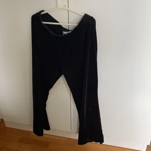 Svarta mjukisbyxor  - Svarta bootcut mjukisbyxor från Gina som är i mysigt mjukis material😍 säljer dom för bara 40kr 