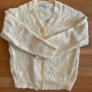 Fluffig Cardigan  - Pastelgul, fluffig cardigan från Pieces. Storlek M. Mycket bra skick.