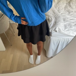 Svart volangkjol - Svart volangkjol från Only som är använd ett fåtal gånger. Köparen står för frakten🤍