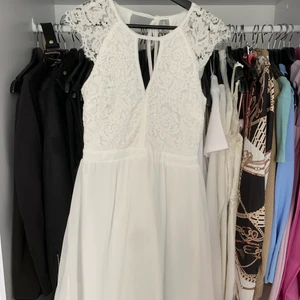 Studentklänning  - Vit studentklänning, köpt för 480 kronor på Nelly.com 