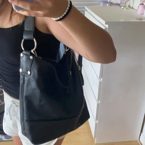 Svart väska - Svart väska perfekt till skolan eller jobbet. Inte använd mycket. Så fin passform. Man kan välja om man vill ha tofsarna framme eller inte. ❤️ Köparen står för frakten som är 66kr ❤️ TRYCK EJ PÅ KÖP NU 