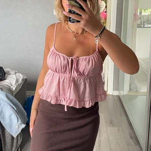 Linne - Jätte söt topp från SHEIN men förvånadsvärt bra kvalite. Endast testad. Justerbara band & snöre vid bröstet man kan knyta som man vill. 