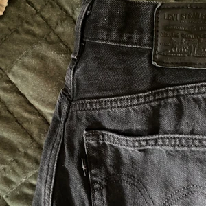 Levis jeans  - Svarta jeans från levis. Går ned över fötterna på mig som är 168 cm lång. Använda men i gott skick. 300 kr + frakt💕