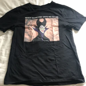 Tshirt med tryck - En cool tshirt från gina tricot i XS men sitter ganska oversized så typ S.