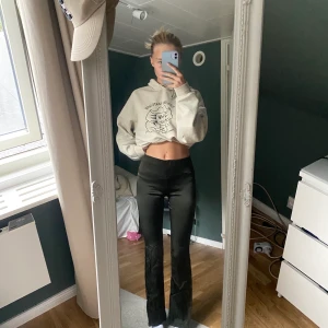 Silkes byxor gröna!! - Skit snygga silkes byxor från Zara! Säljs pågrund av att de är lite på gränsen för korta för mig som är 170 lång! 