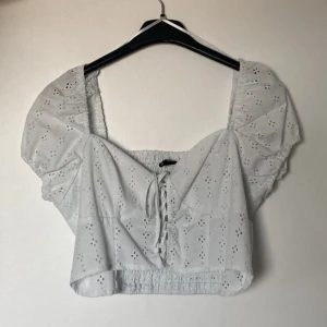 vit topp - Vit topp från hm, bra skick, storlek 44 (frakt betalas av köpare)