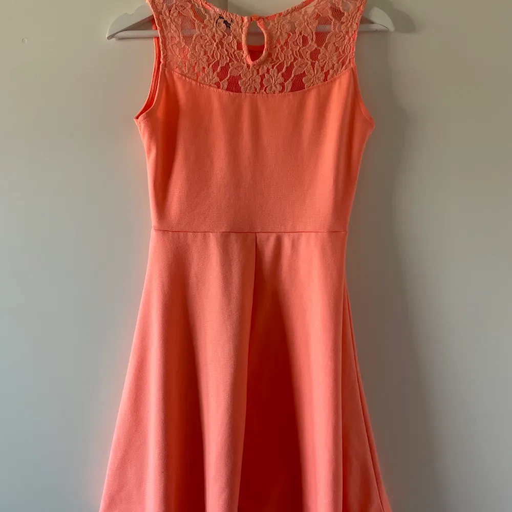 Orange klänning. Säljs då den är för liten. Är lite mindre orange i verkligheten. Lite ljusare orange . Klänningar.
