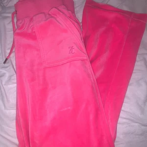 Juicy couture byxor - Juicy couture byxor i Fluro pink. Jättebra skick men har en fläck som ni ser på sista bilden som knappt syns.  Lägg bud