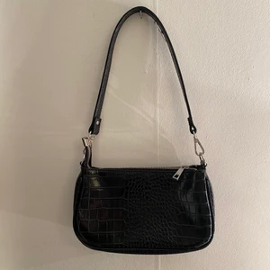 Svart väska - Säljer denna svarta väska som är från Ginatricot, väskan passar till nästa allt.