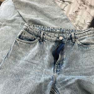 Jeans  Hög/mid midjade  Storlek 28  Från monki  Lite skador vid utsvängningen längst foten  ⚠️endast använt ett få tal gånger⚠️ Pris kan diskuteras vid snabb affär !!  tvättas såklart alltid innan leverans!!