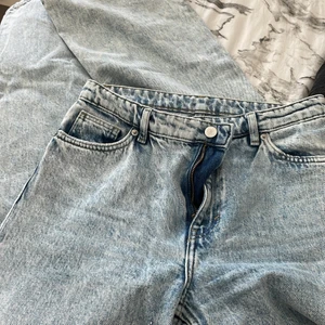Jeans  - Jeans  Hög/mid midjade  Storlek 28  Från monki  Lite skador vid utsvängningen längst foten  ⚠️endast använt ett få tal gånger⚠️ Pris kan diskuteras vid snabb affär !!  tvättas såklart alltid innan leverans!!