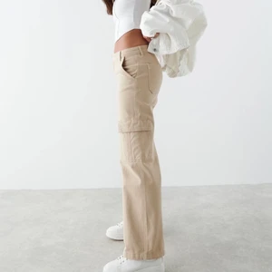 lågmidjade cargobyxor - använd 2 ggr, köpt för 500kr, jättesköna att ha som lågmidjade!!