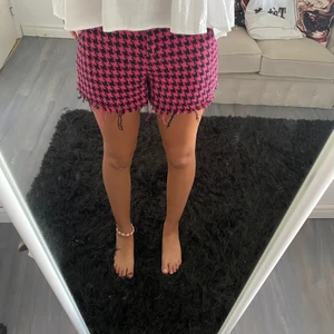 Rutiga shorts - Dessa shortsen är ifrån Zara och är i st 164/170. Dessa har jag använt max 3 gånger. Dom är som nya💘