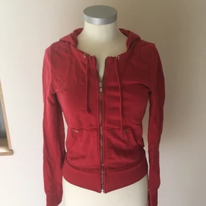 Röd zip up - En lite tunnare röd zip up som siter tight på mig som är s/m. 