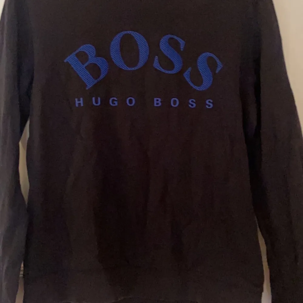 Mycket fin Hugo boss tröja. Äkta. Använder inte längre. . Tröjor & Koftor.