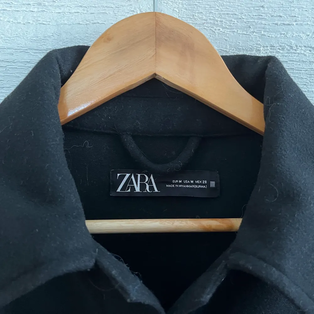 Jacka/kappa från Zara i storlek M i fint skick Hör av er om ni har frågor, samfraktar gärna! . Jackor.