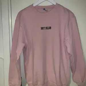 En ljusrosa sweatshirt från H&M (Divided) med text, Don’t Follow,  i rätt så bra skick, om du har några frågor är det bara att fråga.