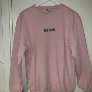 Ljus rosa sweatshirt - En ljusrosa sweatshirt från H&M (Divided) med text, Don’t Follow,  i rätt så bra skick, om du har några frågor är det bara att fråga.