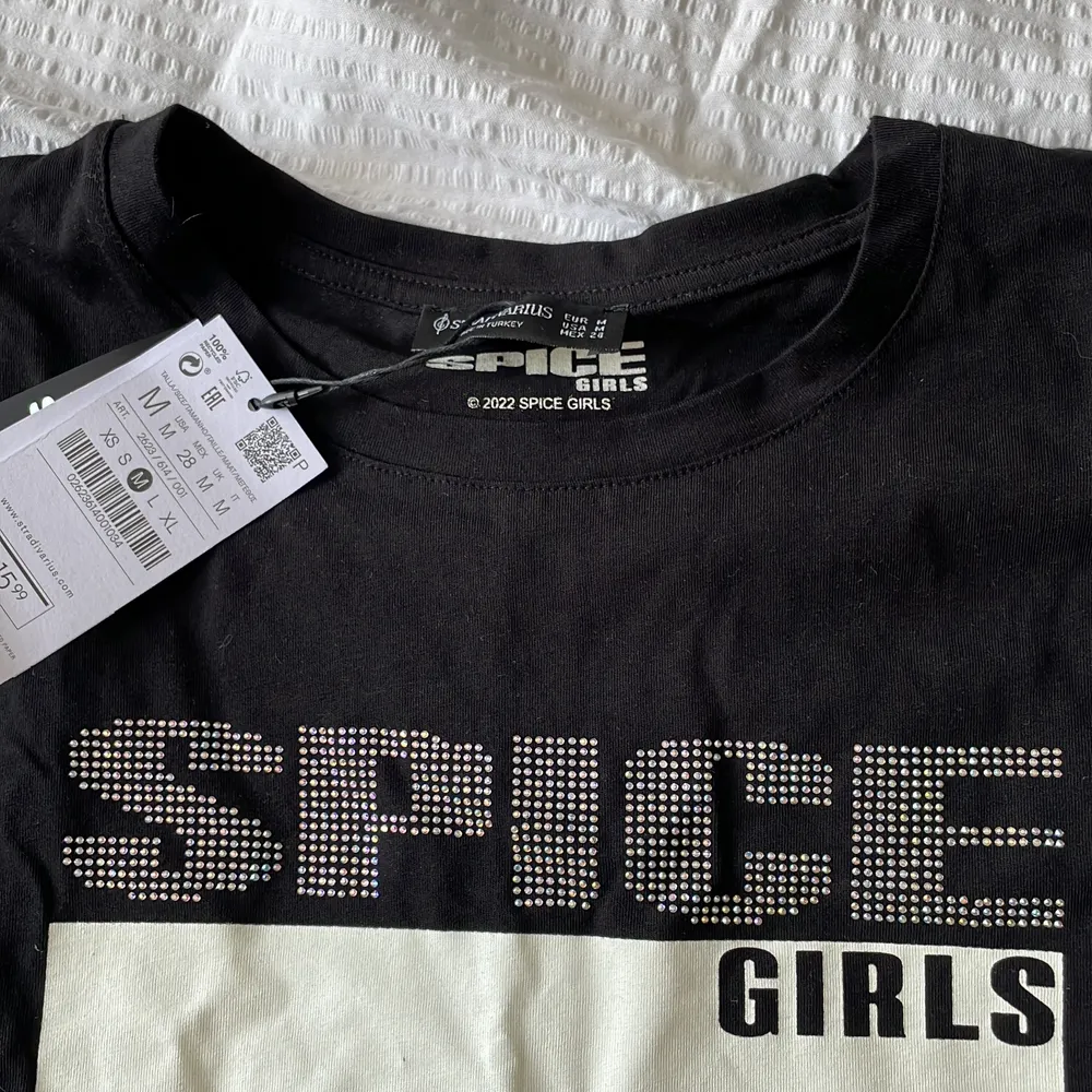 Helt oanvänd spice girls tshirt som är köpt på stradivarius och har lappen kvar. . T-shirts.