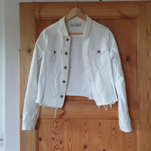 Vit jeansjacka - Jag säljer den  här jeansjackan för att den har blivit för liten för mig nu och jag tycker att den kan vara snygg på någon annan, storlek m och märket black story.