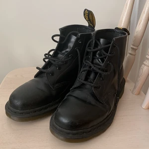 Dr Martens  - Helt nya Dr Martens inköpta på Dr Martens i Lobdon. Säljer dem då jag köpte fel storlek till sonen. Helt nya, aldrig använda. Inköpta för 2500 kr.