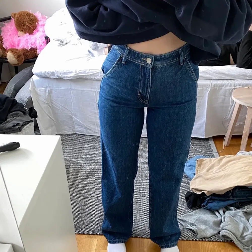 Säljer dessa slutsålda jeans från Pull&bear då dom tyvärr sitter lite tidigt på mig☺️ Jag är 163 cm och jeansen är i strl 34. Jeans & Byxor.
