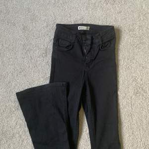 Säljer dessa svarta bootcut jeans! 🌟 Jeansen är i ett bra skick och har använts några gånger. Det är inte fläckar på och jeansen är köpta från Gina Tricot. 