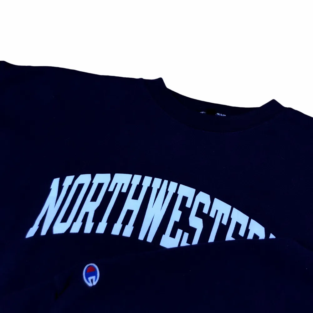 Vintage Cropped College Sweatshirt från Northwestern University. Tröjan är i storlek XL och är i bra skick. . Tröjor & Koftor.