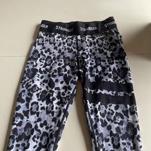 Stronger träningstights - Använde för två år sen, inga fläckar eller hål däremot så har texten där storleken står försvunnit. Ordinarie pris 800kr