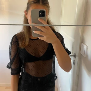 Genomskinlig topp - Svart genomskinlig topp med prickar